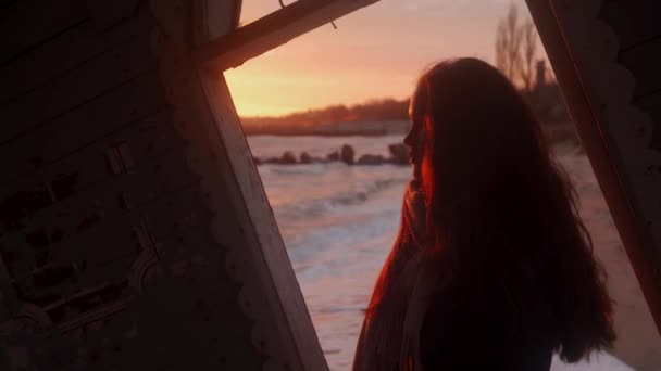 Kadın Eski Ahşap Harap Olmuş Deniz Kıyısındaki Bir Evde Duruyor — Stok video