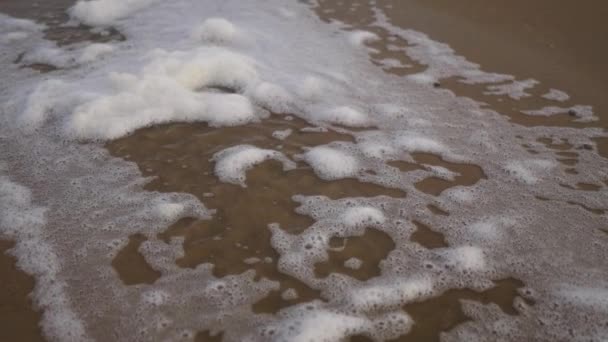 Mořská Pěna Vanoucí Pomalým Pohybem Větrem Písčité Pláži Větrném Bouřlivém — Stock video