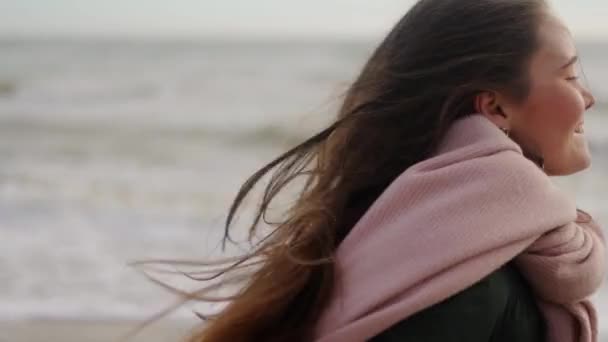Feliz Mujer Étnica Bastante Mixta Huyendo Playa Arena Del Mar — Vídeos de Stock