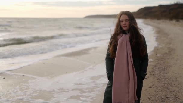 Таємнича Жінка Гуляє Уздовж Морських Припливів Серфінгом Піщаному Пляжі Осінній — стокове відео