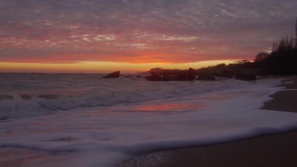 Úžasný Zasněný Západ Slunce Mořském Pobřeží Vyplavený Vlnami Růžová Modrá — Stock video