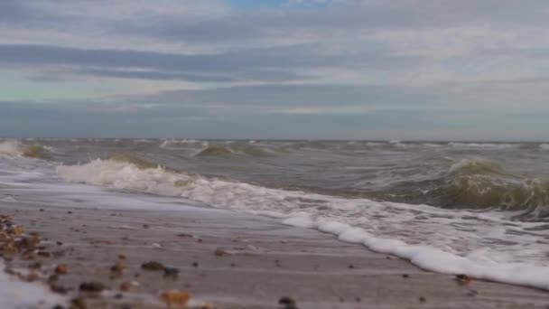 Kuzey Kumsalını Köpükle Yıkayan Deniz Dalgaları Yavaş Hareket Ediyor Bulutlu — Stok video