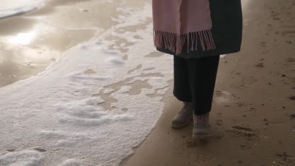 Kobieta Chodzi Butach Wzdłuż Morskiej Piany Wietrznej Piaszczystej Plaży Zwolnionym — Wideo stockowe