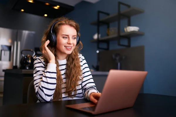 Curly Woman Headset Talks Video Conference Laptop Webcam Customer Support — Stock Photo, Image