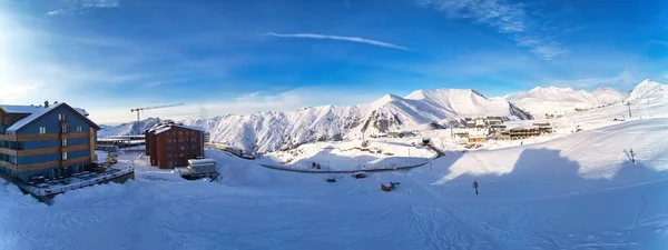 Weites Luftpanorama Des Schneebedeckten Bergrückens Bei Wintersonnenaufgang Atemberaubende Berge Mit — Stockfoto