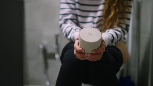 Низька Частина Тіла Жінки Сидить Туалеті Страждає Від Діареї Болю — стокове відео