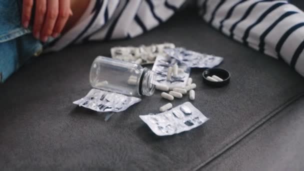 Frau Beging Selbstmord Durch Medikamentenüberdosis Liegt Hause Auf Couch Neben — Stockvideo