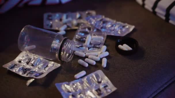 Blisko Osoby Popełnionej Przez Przedawkowanie Narkotyków Leży Kanapie Domu Pobliżu — Wideo stockowe