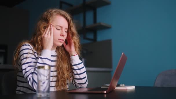 Mulher Estressada Trabalha Com Laptop Casa Massageando Templos Que Sofrem — Vídeo de Stock
