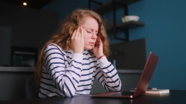 Überlastete Frau Arbeitet Hause Mit Laptop Und Massiert Unter Kopfschmerzen — Stockvideo