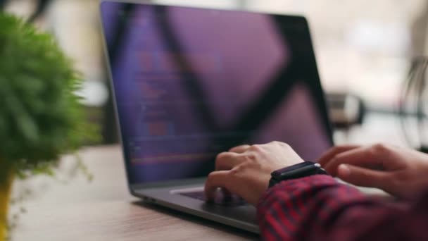 Close Mãos Freelancers Digitando Código Teclado Laptop Câmera Desliza Torno — Vídeo de Stock