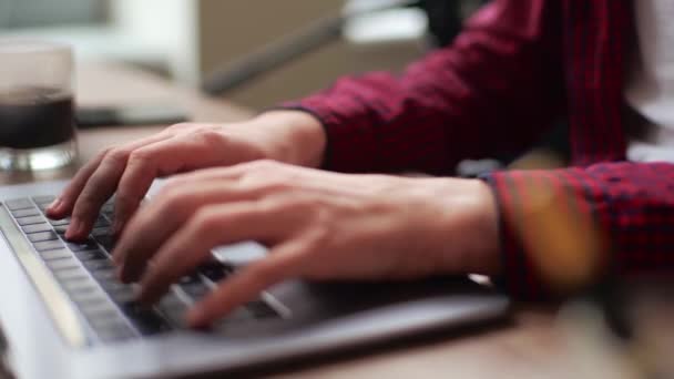 Zbliżenie Freelancerów Programistów Ręce Wpisując Kod Programu Klawiaturze Laptopa Coworking — Wideo stockowe