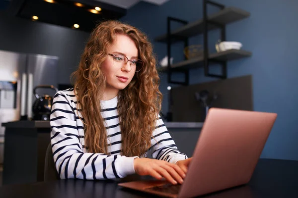 Jovem Freelancer Mulher Trabalhando Com Laptop Casa Sentado Sala Estar — Fotografia de Stock