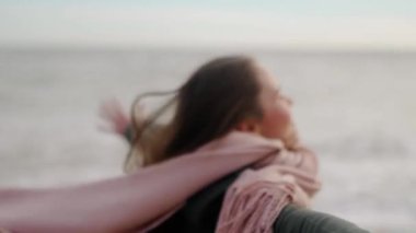 Kumlu deniz sahilinde kaçan mutlu, güzel, melez bir kadın. Neşeli, gülümseyen Asyalı, havadar, rüzgarda savrulan bir kadın. Pov, sahilde eğlenen kızı çekerken beni takip et. Hayali sinematik ağır çekim.