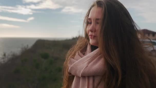 절벽에서 구름낀 바다를 바라보는 여인이었다 우울증에 생각깊고 외로운 암컷은 근처에서 — 비디오