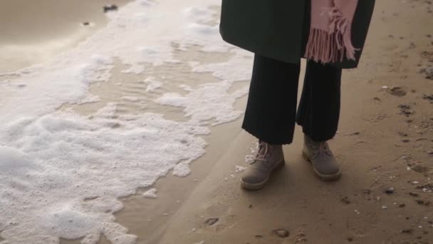 Mujer Pie Botas Largo Espuma Mar Soplado Por Viento Playa — Vídeos de Stock