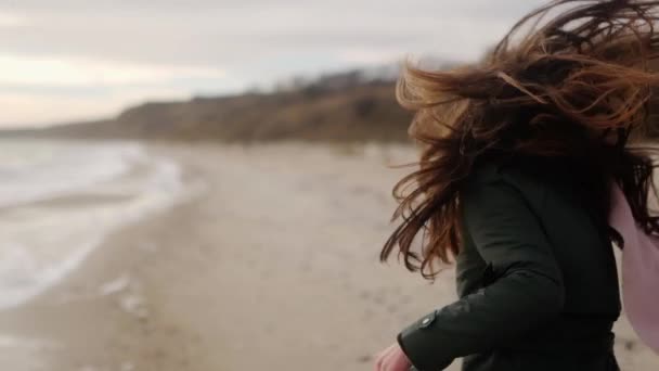 Feliz Mulher Étnica Muito Mista Fugindo Praia Areia Brincalhão Sorrindo — Vídeo de Stock
