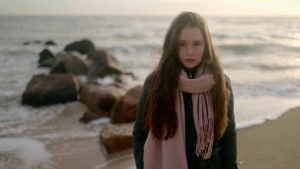 Retrato Triste Menina Pensativa Sonhando Costa Mar Mulher Atenciosa Olhando — Vídeo de Stock