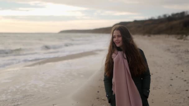 Glücklich Lächelnde Frau Spaziert Einem Herbsttag Entlang Der Gezeiten Sandstrand — Stockvideo