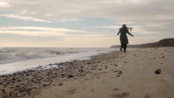 Feliz Mulher Étnica Mista Fugindo Praia Areia Fundo Bokeh Brincalhão — Vídeo de Stock