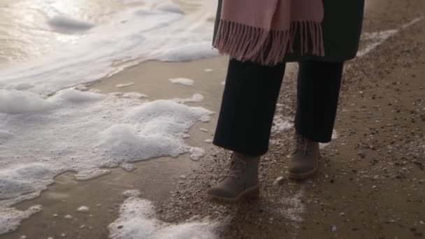 Donna Cammina Stivali Lungo Una Schiuma Mare Soffiato Dal Vento — Video Stock