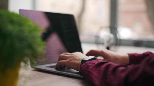 Close Van Freelancers Handen Typen Code Laptop Toetsenbord Camera Dia — Stockvideo