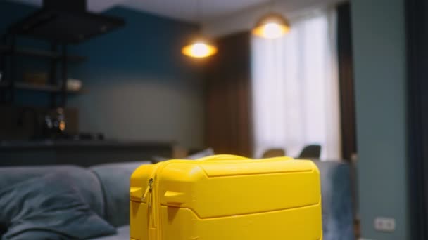 Utazó Fogja Sárga Kerekes Bőröndjét Elmegy Otthonról Taxiba Megy Lány — Stock videók