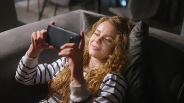 Frau Scrollt Smartphone Surft Internet Liegt Nachts Auf Dem Sofa — Stockvideo