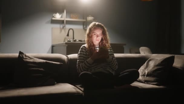 Wanita Menggulir Smartphone Web Surfing Duduk Sofa Gaya Ruang Tamu — Stok Video