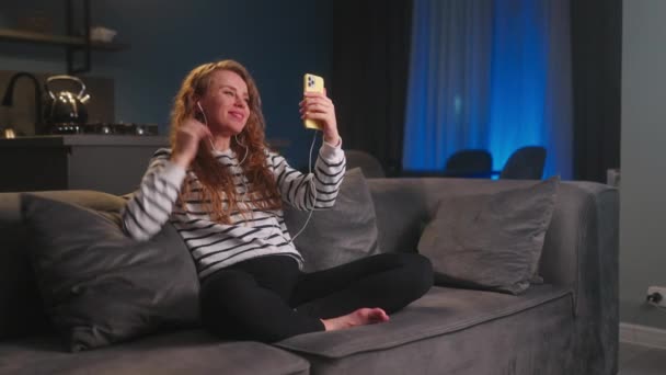 Mulher Falando Videoconferência Com Amigos Câmera Selfie Smartphone Sentado Sofá — Vídeo de Stock