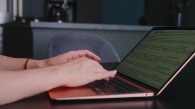 Kameralar kadın serbest çalışanların elleri etrafında kayıyor ve dizüstü bilgisayarda yavaş çekimde klavyeyle yazı yazıyorlar. Ofiste internetle çalışan iş kadını. Evden uzakta çalışan bir kız. Yavaş çekim takip çekimi..