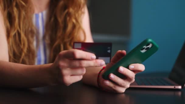 Счастливая Женщина Совершает Покупку Оплачивает Приложении Финтех Телефоне Девушка Магазина — стоковое видео