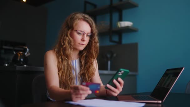Szczęśliwa Kobieta Dokonuje Zakupu Płatność Aplikacji Fintech Przez Telefon Dziewczyna — Wideo stockowe