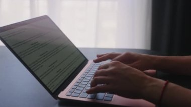 Kameralar kadın serbest çalışanların elleri etrafında kayıyor ve dizüstü bilgisayarda yavaş çekimde klavyeyle yazı yazıyorlar. Ofiste internetle çalışan iş kadını. Evden uzakta çalışan bir kız. Yavaş çekim takip çekimi..