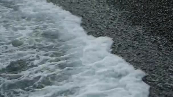 Wspaniały Widok Fale Morskie Falują Włamują Się Skalistej Linii Brzegowej — Wideo stockowe