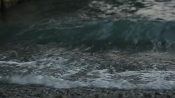 Nádherný Pohled Mořské Vlny Vlní Vtrhnou Skalnaté Pobřeží Oceánské Vlny — Stock video