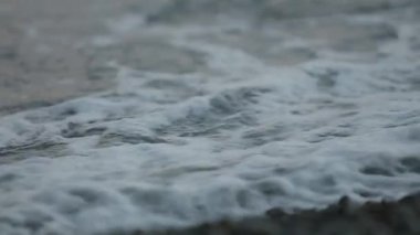 Deniz dalgalarının muhteşem manzarası dalgalanır ve kayalık kıyı şeridine kırılır. Okyanus dalgaları gelgit çekimlerinde kayalık okyanus kıyısına doğru akıyor. Skipper 'ın kızları. Beyaz atlar. Beyaz köpüklü dalgalar
