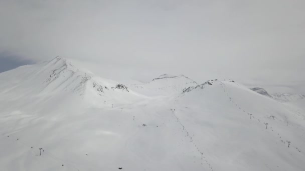 Szeroki Powietrzny Panorama Śnieżny Górski Grzbiet Zimowy Wschód Słońca Oszałamiające — Wideo stockowe
