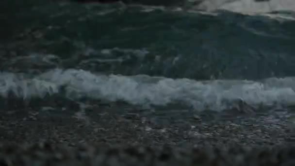 Nádherný Pohled Mořské Vlny Vlní Vtrhnou Skalnaté Pobřeží Oceánské Vlny — Stock video