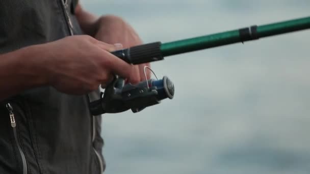 Close Pescador Mãos Torcer Carretel Com Linha Pesca Haste Pesca — Vídeo de Stock