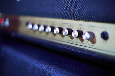 Gitar yükseltici, seviye düğmeleri yakın çekim. Rock müzik için elektro gitar amfisi yakın çekim fotoğrafı. Yüksek kalite fotoğraf