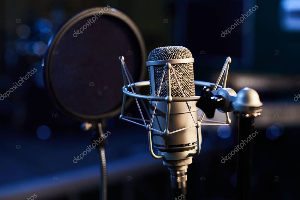 Microfono Con Schermo Pop Primo Piano Sullo Sfondo Studio Registrazione -  Foto Stock: Foto, Immagini © artiemedvedev 625410230 | Depositphotos