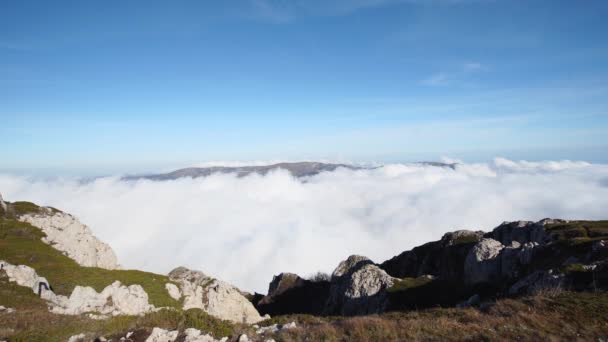 Oblaka Horách Panoramatický Výhled Shora Proudící Mraky Pod Horou Mraky — Stock video