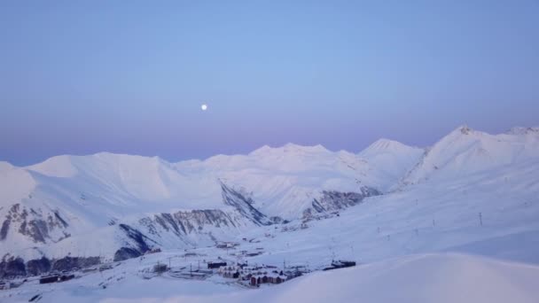 Aérien Chaîne Montagnes Enneigées Lever Soleil Hiver Station Ski Lune — Video