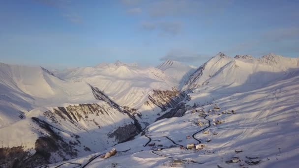 Gün Doğumunda Kayak Köyünde Karlı Dağ Sırasının Geniş Hava Manzarası — Stok video