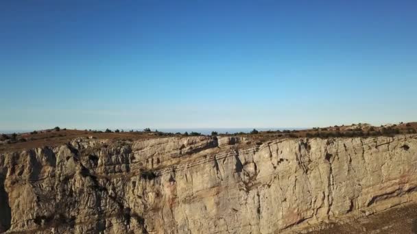 在多山的岩石山中 空中拍摄到向风景秀丽的悬崖峭壁飞去的镜头 乌克兰喀尔巴阡山脉陡峭悬崖的空中无人驾驶飞机射击 高质量的4K镜头 — 图库视频影像