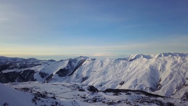 Szeroki Powietrzny Panorama Śnieżny Górski Grzbiet Przy Narciarski Miejscowość Wschód — Wideo stockowe