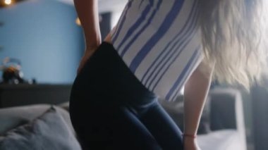 Beyaz kadın evinde koltuktan kalkar kalkmaz sırt ağrısı çekiyor. Genç bir dişi, kanepeden yükselen sırtında ağrıdan muzdarip. Belinde kramplar olan bir kız.