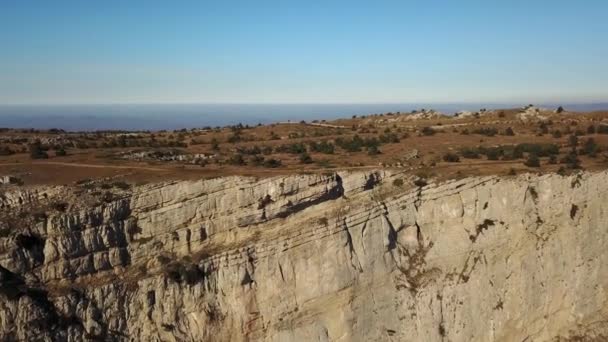 岩の多い山の景色の崖の端への高速飛行の空中映像 空中飛行ドローンは カルパチア山脈 ウクライナの急な崖のショット 高品質4K映像 — ストック動画
