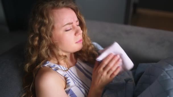 Mujer Enferma Gripe Tosiendo Sonándose Nariz Bajo Una Manta Sofá — Vídeos de Stock